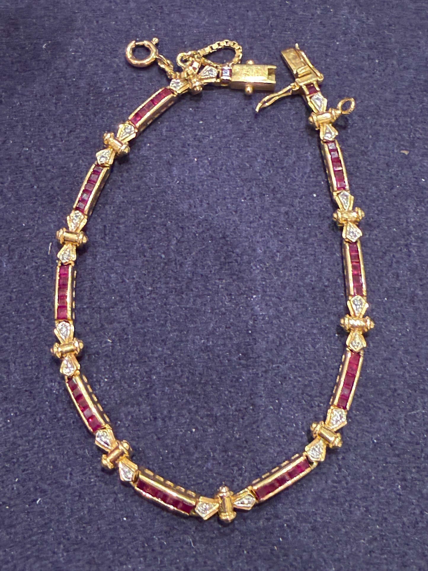 Bracelet articulé en or composé de maillons rubis et diamants