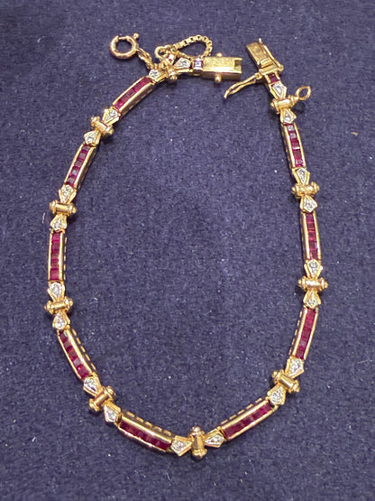 Bracelet articulé en or composé de maillons rubis et diamants