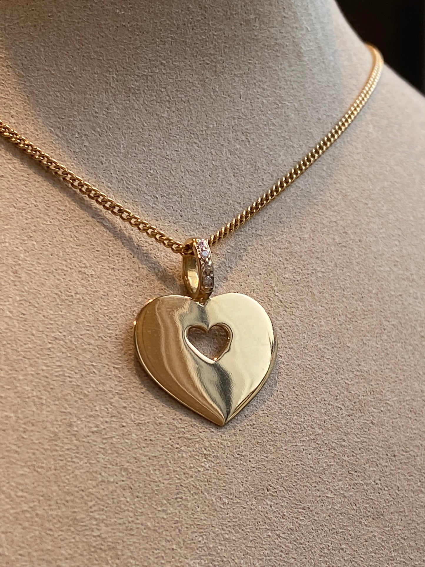 POIRAY, PENDENTIF COEUR & DIAMANTS