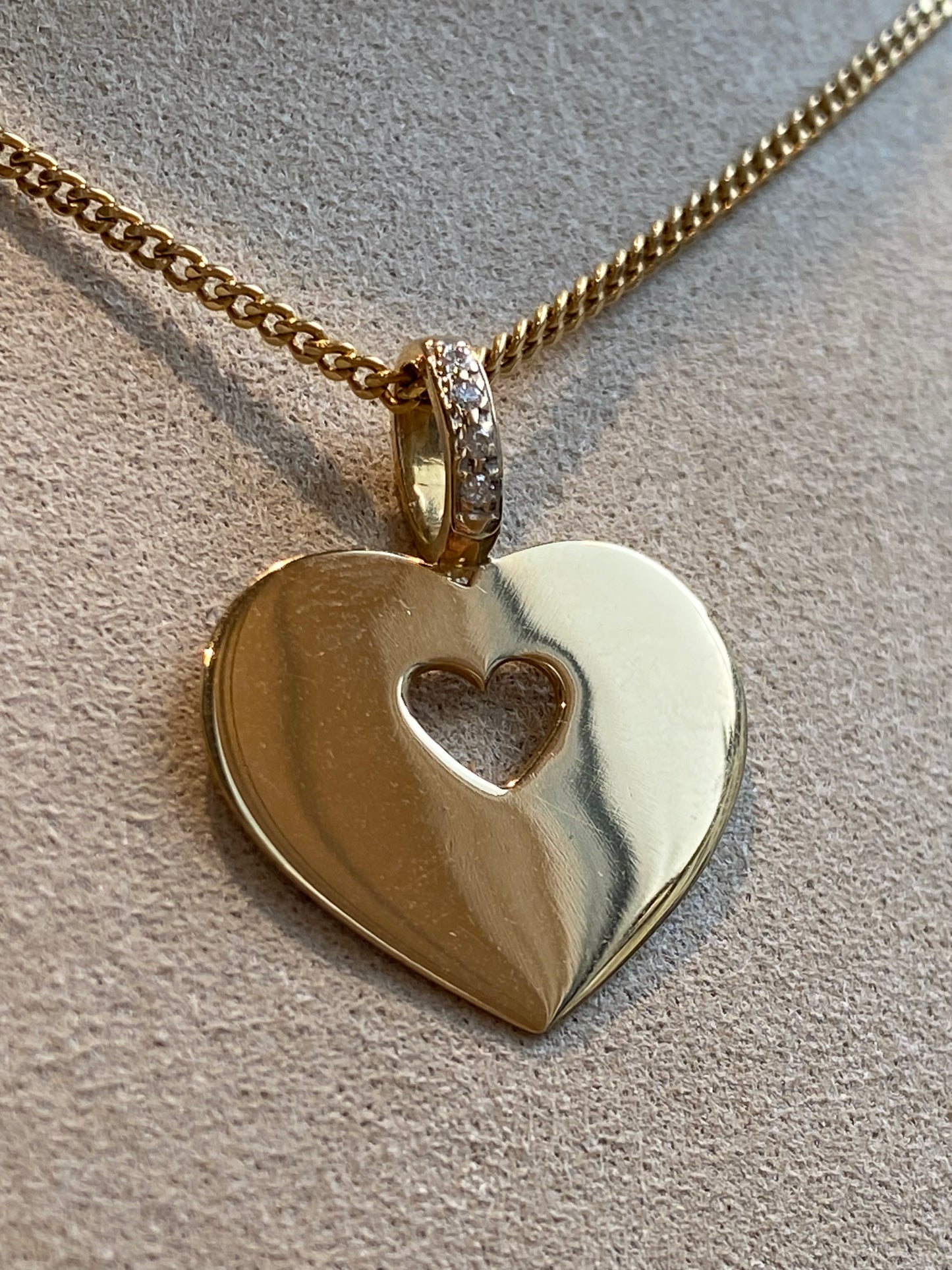 POIRAY, PENDENTIF COEUR & DIAMANTS