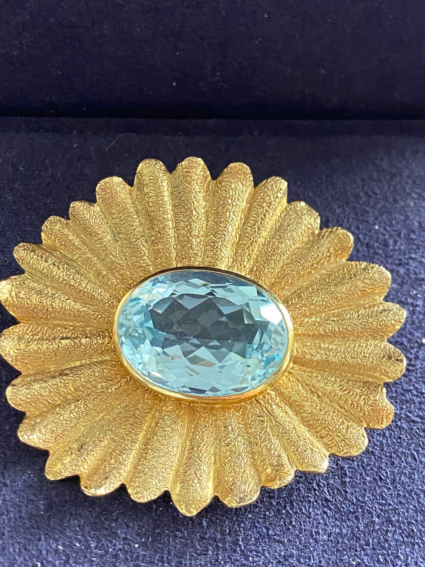 Yvonne Arnould, Broche fleur topaze bleue