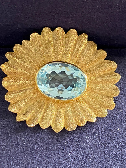 Yvonne Arnould, Broche fleur topaze bleue