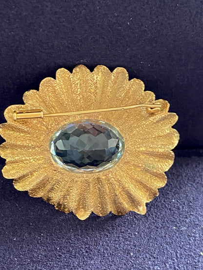 Yvonne Arnould, Broche fleur topaze bleue