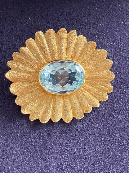Yvonne Arnould, Broche fleur topaze bleue
