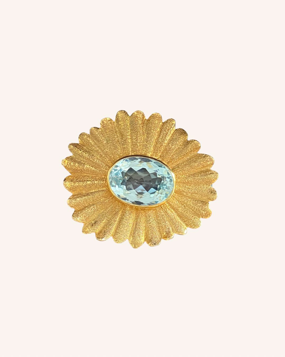 Yvonne Arnould, Broche fleur topaze bleue