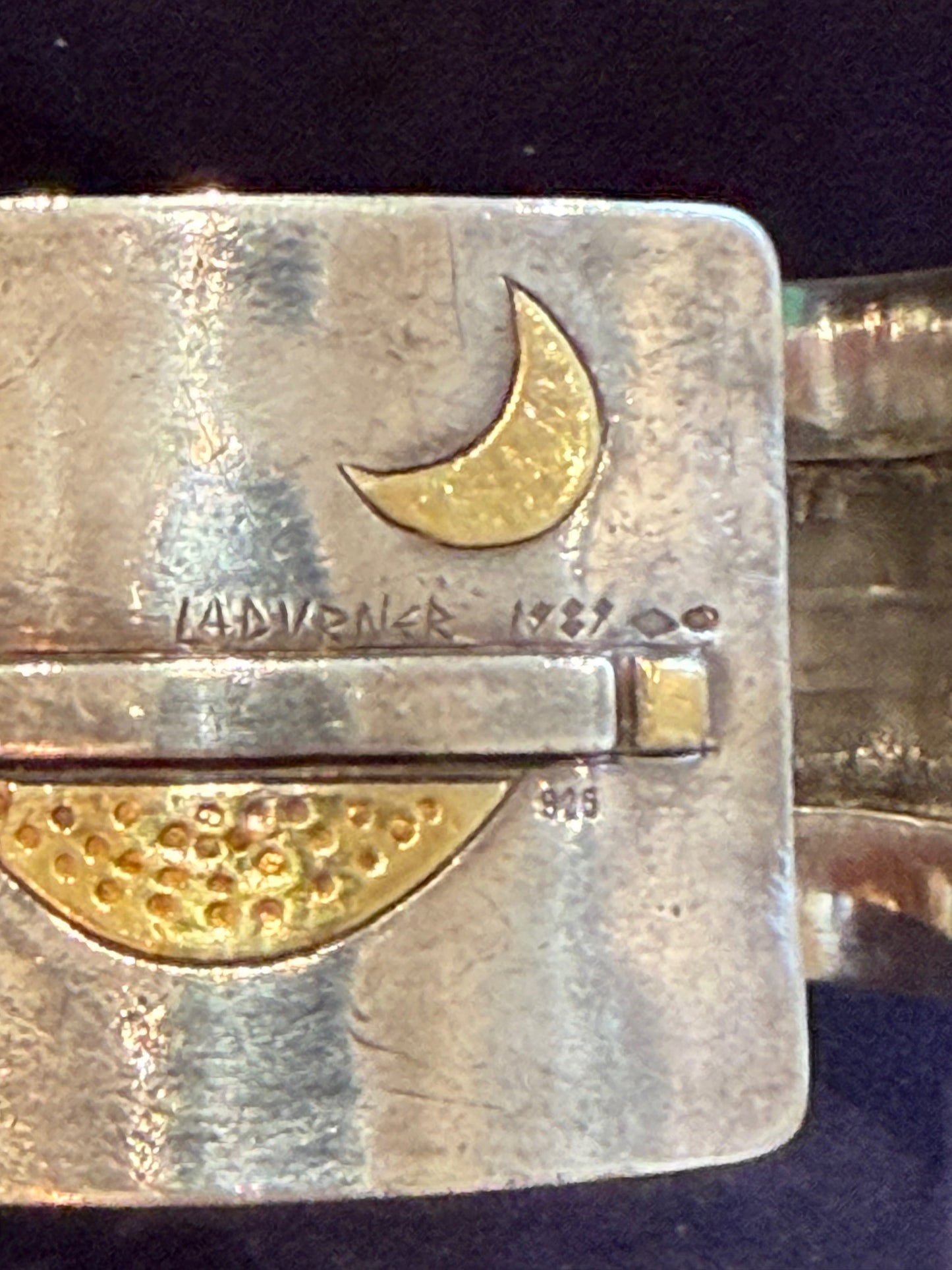 LINDA LADURNER (1957) , MANCHETTE MODERNISTE