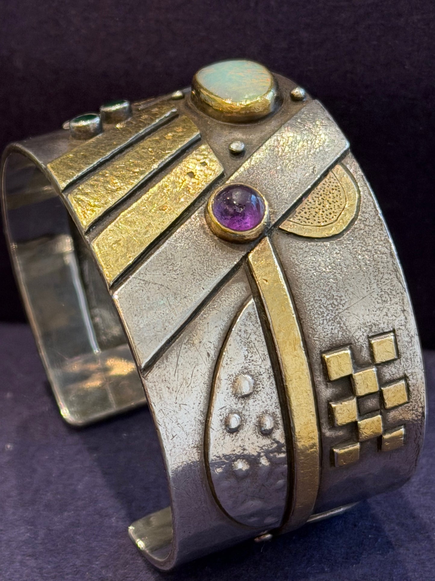 LINDA LADURNER (1957) , MANCHETTE MODERNISTE