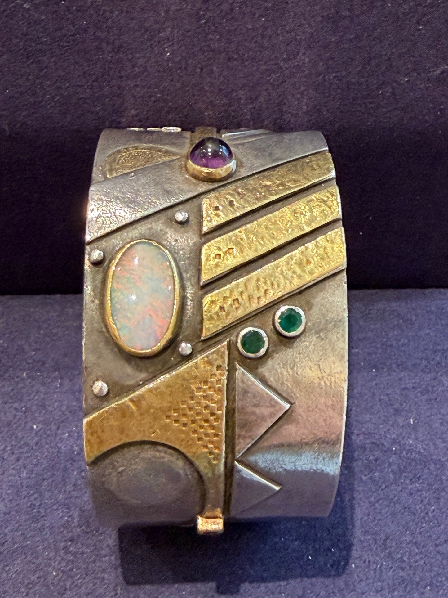 LINDA LADURNER (1957) , MANCHETTE MODERNISTE