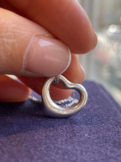 Tiffany & Co, par Elsa Peretti (1940-2021), Collier  en argent "Open heart"